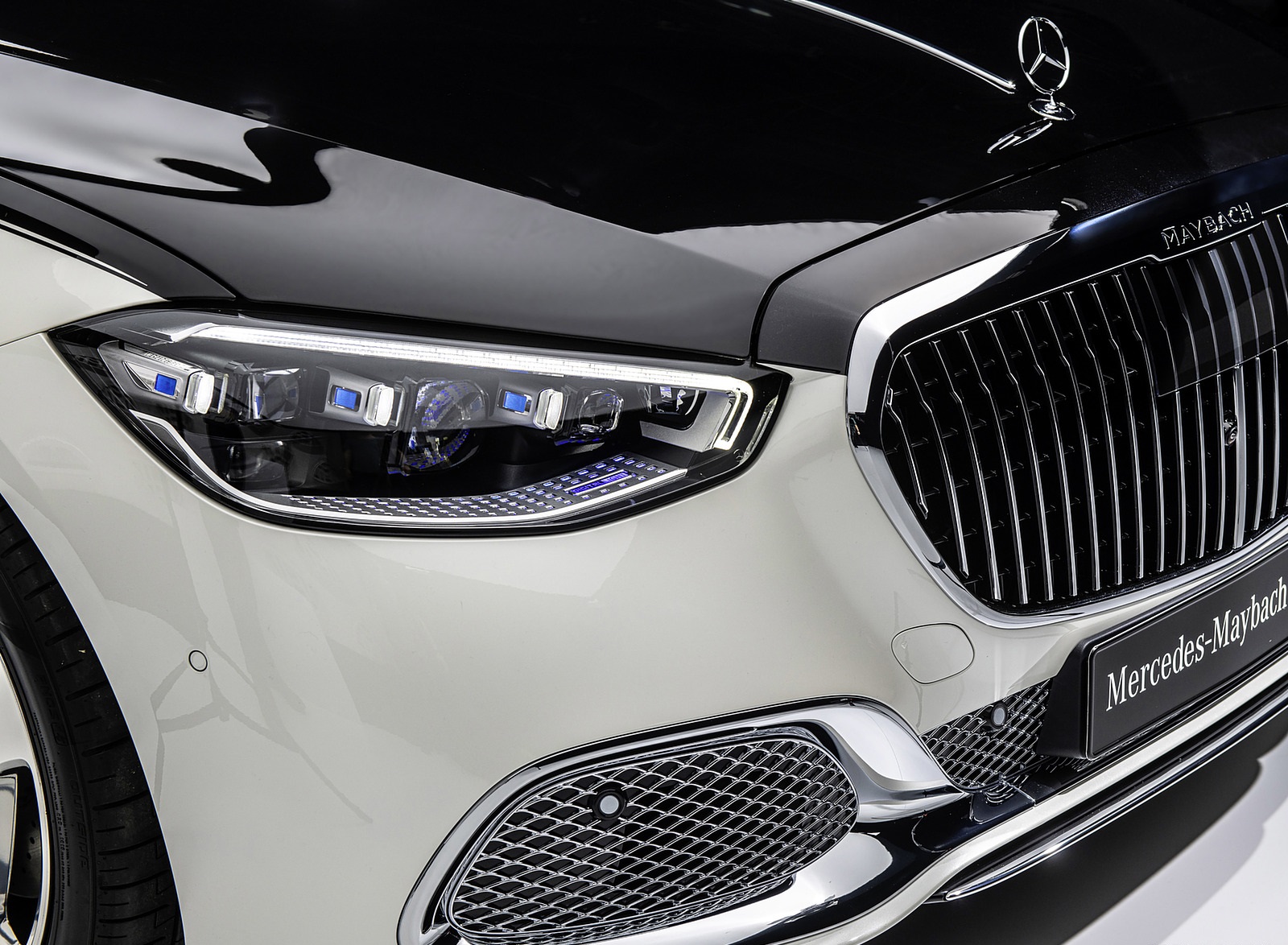 Mercedes Maybach S Class (Color: Designo Diamond White Bright / Obsidian Black) Headlight Wallpaper