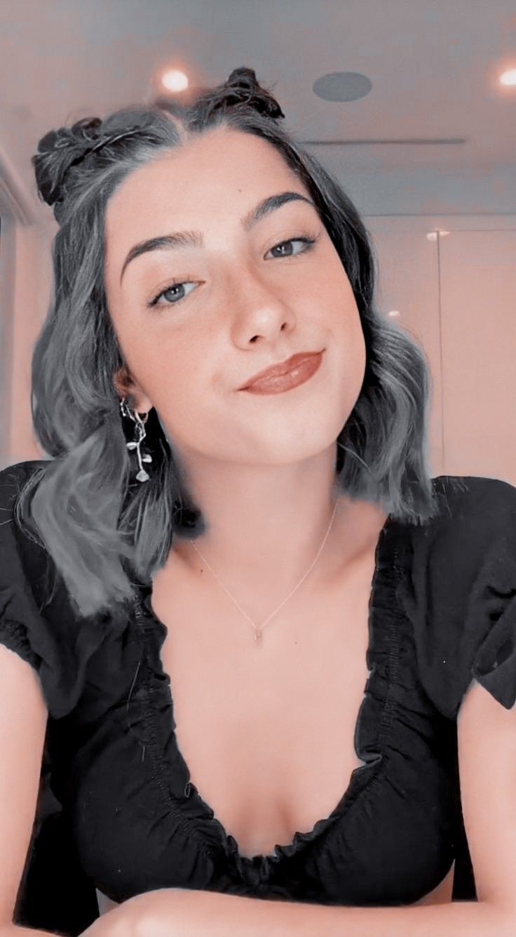 Charli D'amelio tiktok fotos wallpaper. Charli d'amelio aesthetic, Charli d amelio, Instagram profile picture ideas