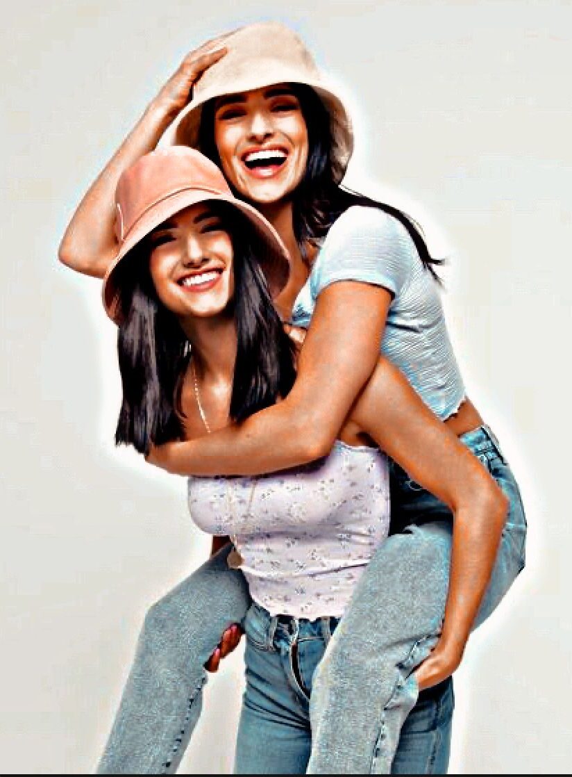 Background Charli D'Amelio Wallpaper