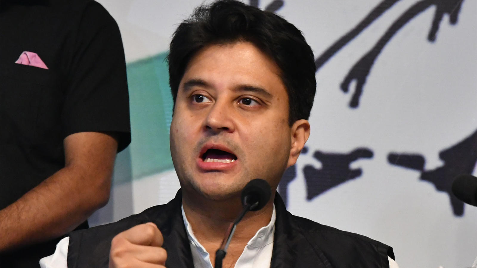 Time for Congress' top brass to introspect, says Jyotiraditya Scindia. News of India Videos