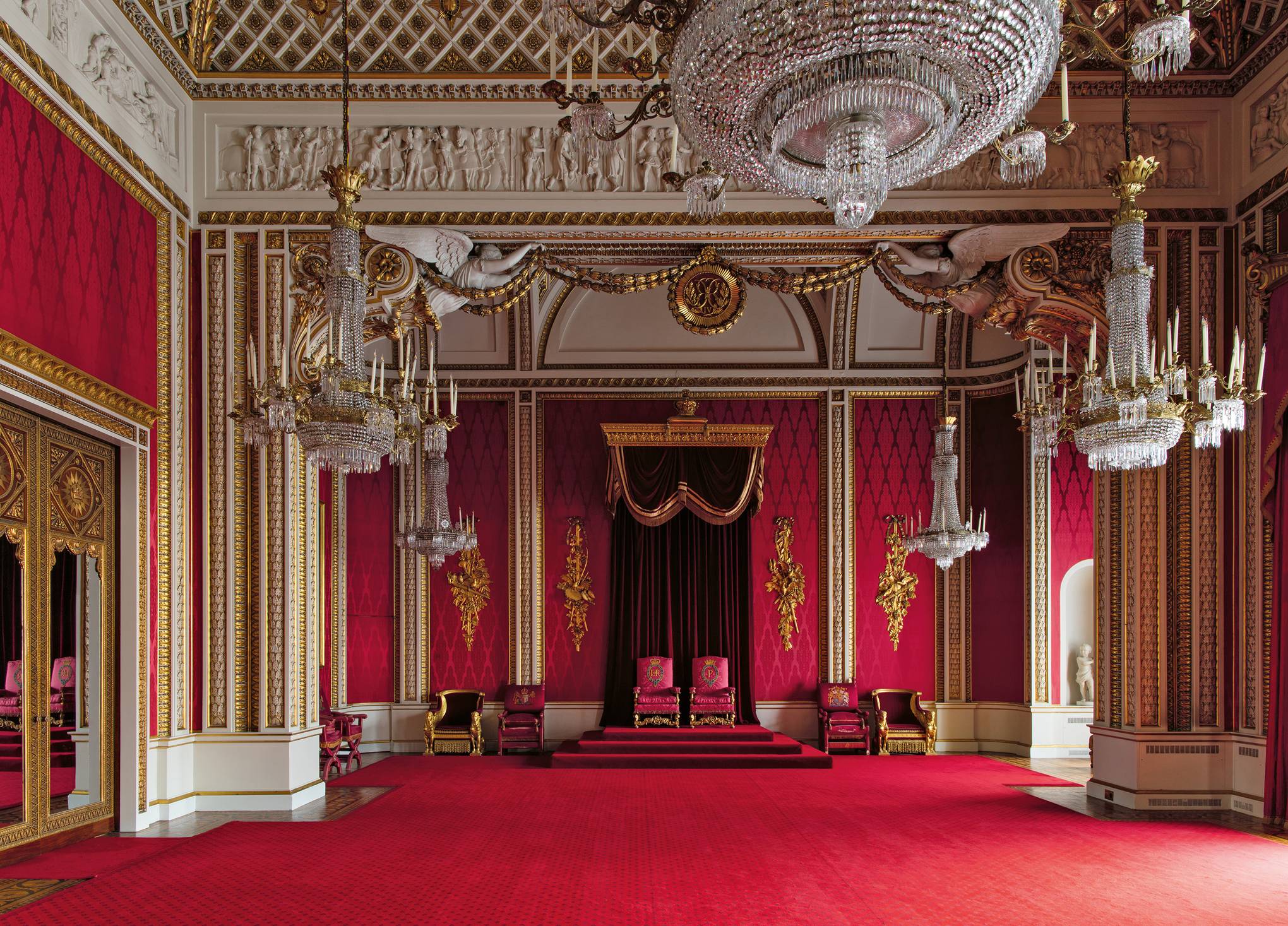Королевский дом франции. Королевский дворец Букингемский. Букингемский дворец бальный зал. Тронный зал Букингемского дворца. Букингемский дворец спальня королевы.
