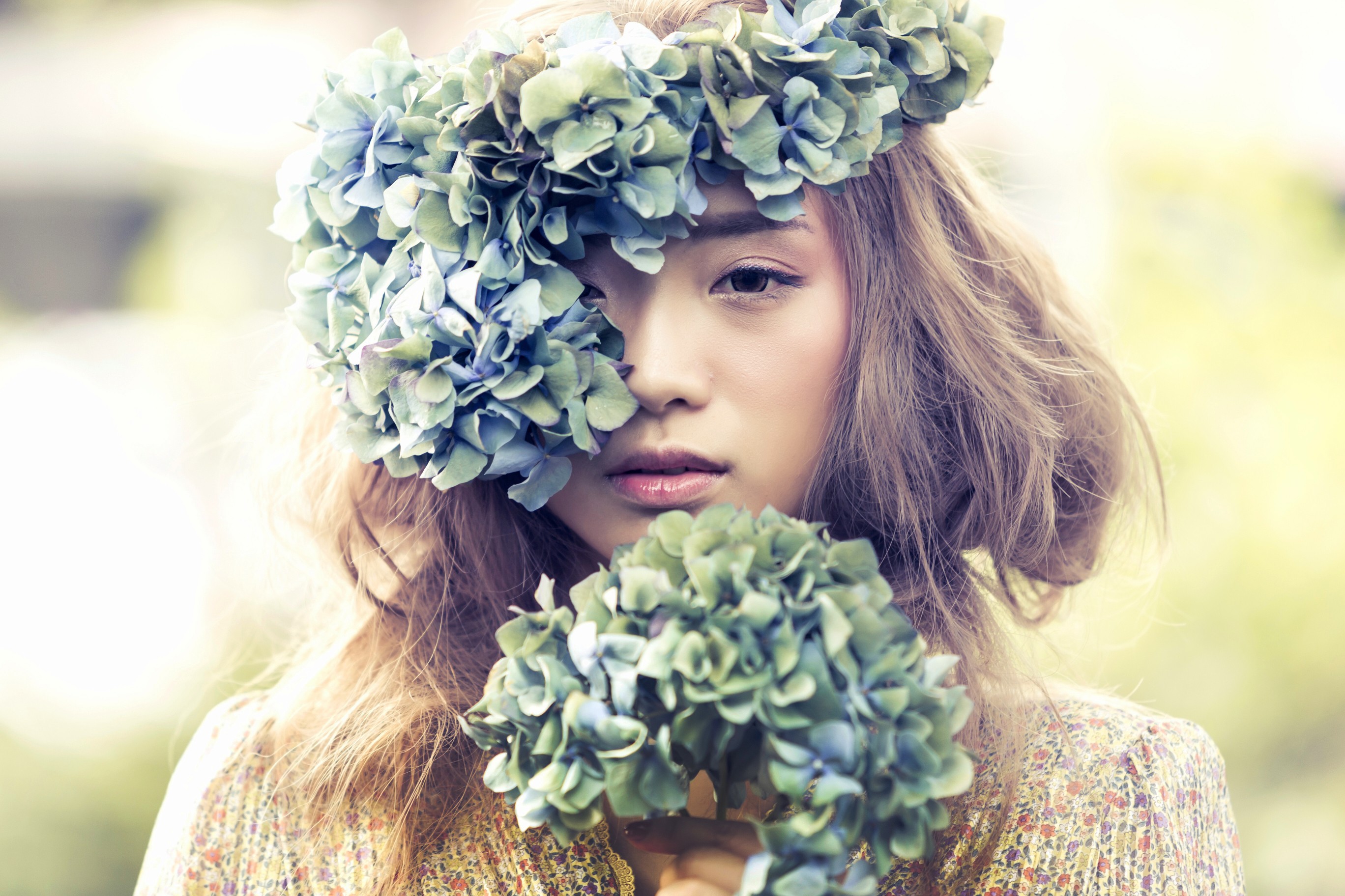 Wallpaper, women, model, blonde, looking at viewer, Asian, dress, green, blue, fashion, hair, wreaths, spring, clothing, flower, plant, girl, beauty, eye, woman, bride, hairstyle, portrait photography, photo shoot 2736x1824