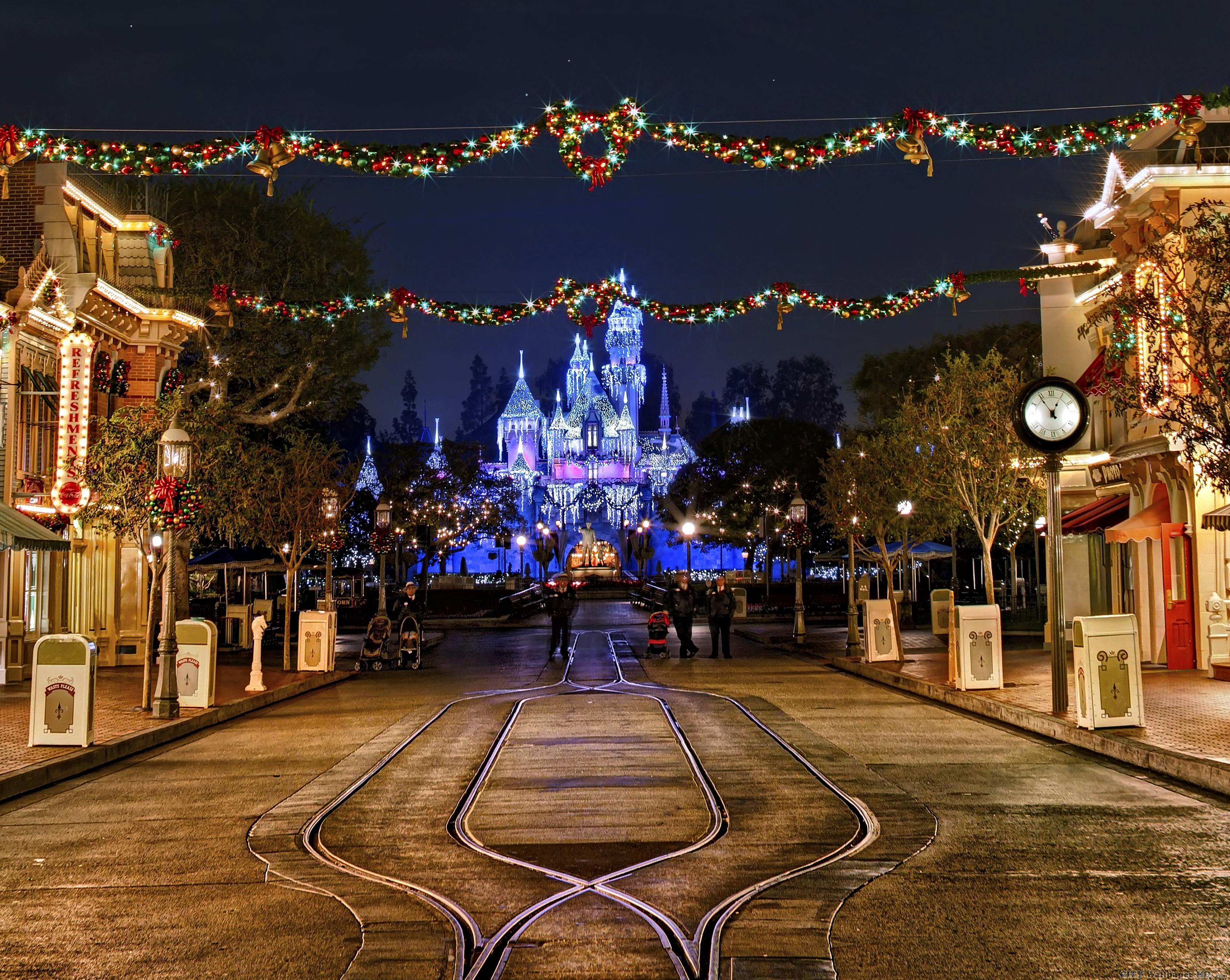 Christmas Street. Widescreen wallpaper cities. Castle, street, night lighting