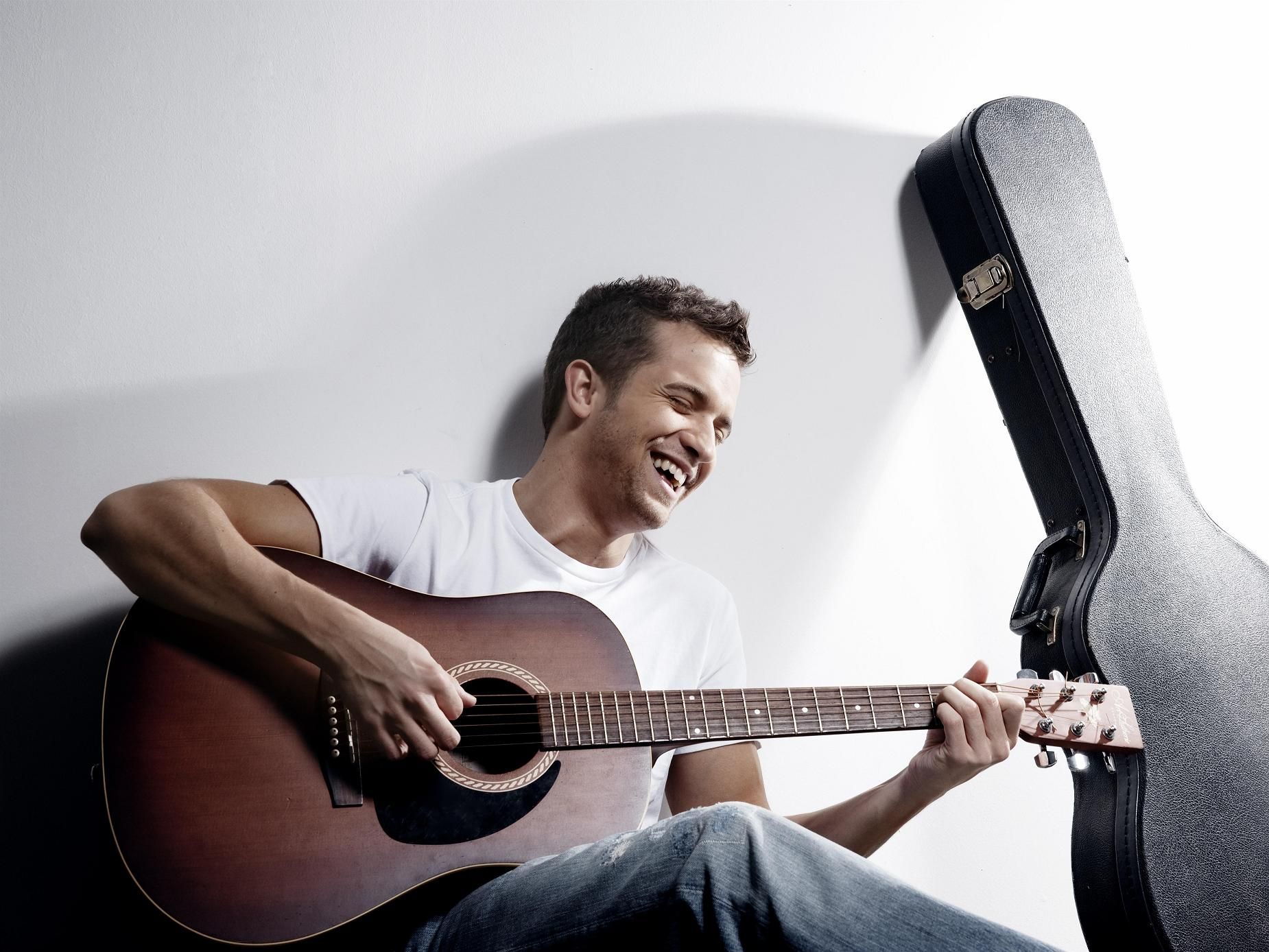 Pablo Alboran. Music instruments, Instruments, Guitar