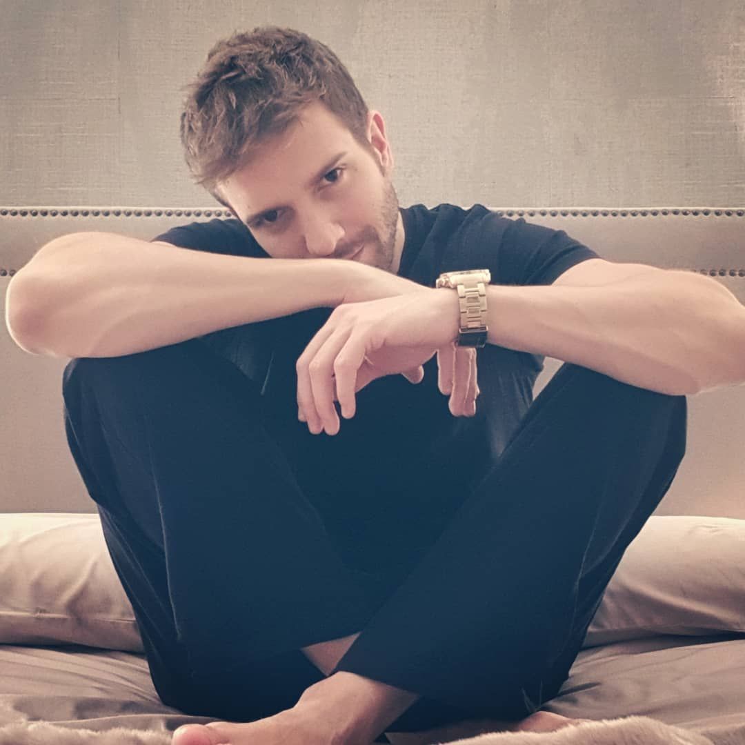 Pablo Alborán's Feet << wikiFeet Men