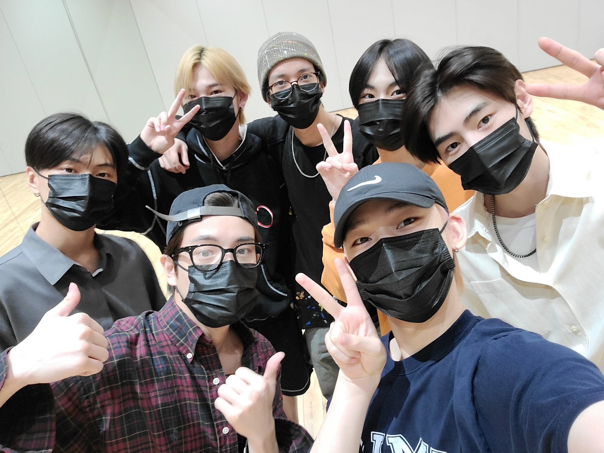 Twitter: ENHYPEN complete [team]! We missed you ENGENEs!! # ENHYPEN #CompleteTeam: enhypen