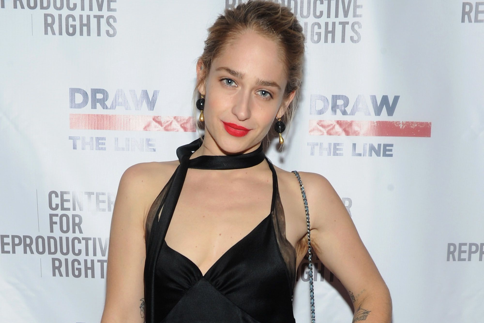 Jemima Kirke shows off armpit hair