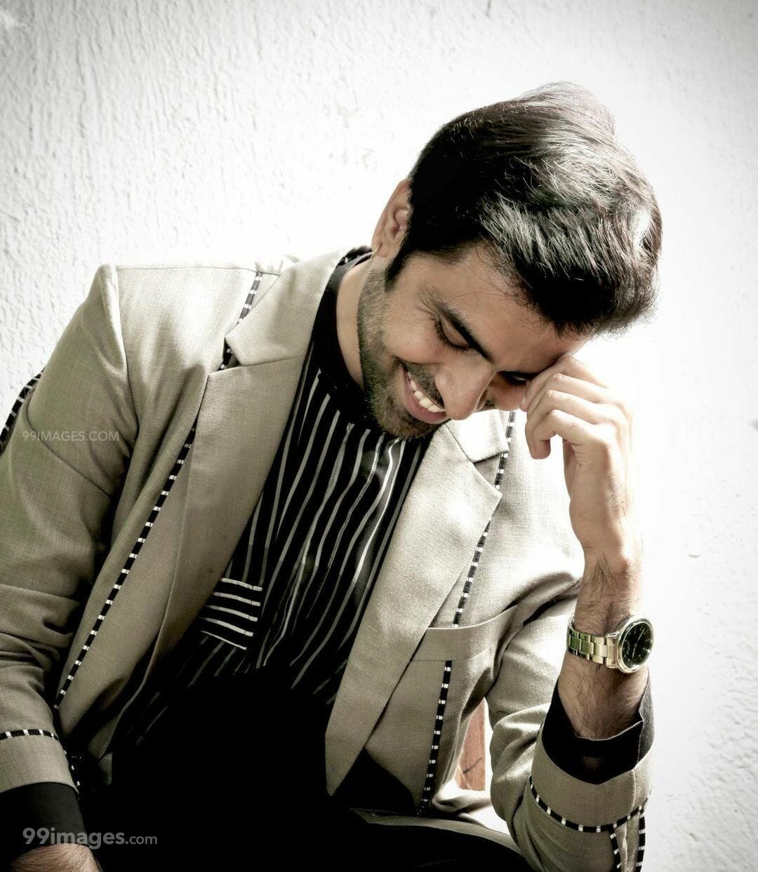 Jitendra Kumar HD Wallpaper (Desktop Background / Android / iPhone) (1080p, 4k) (1080x1243)