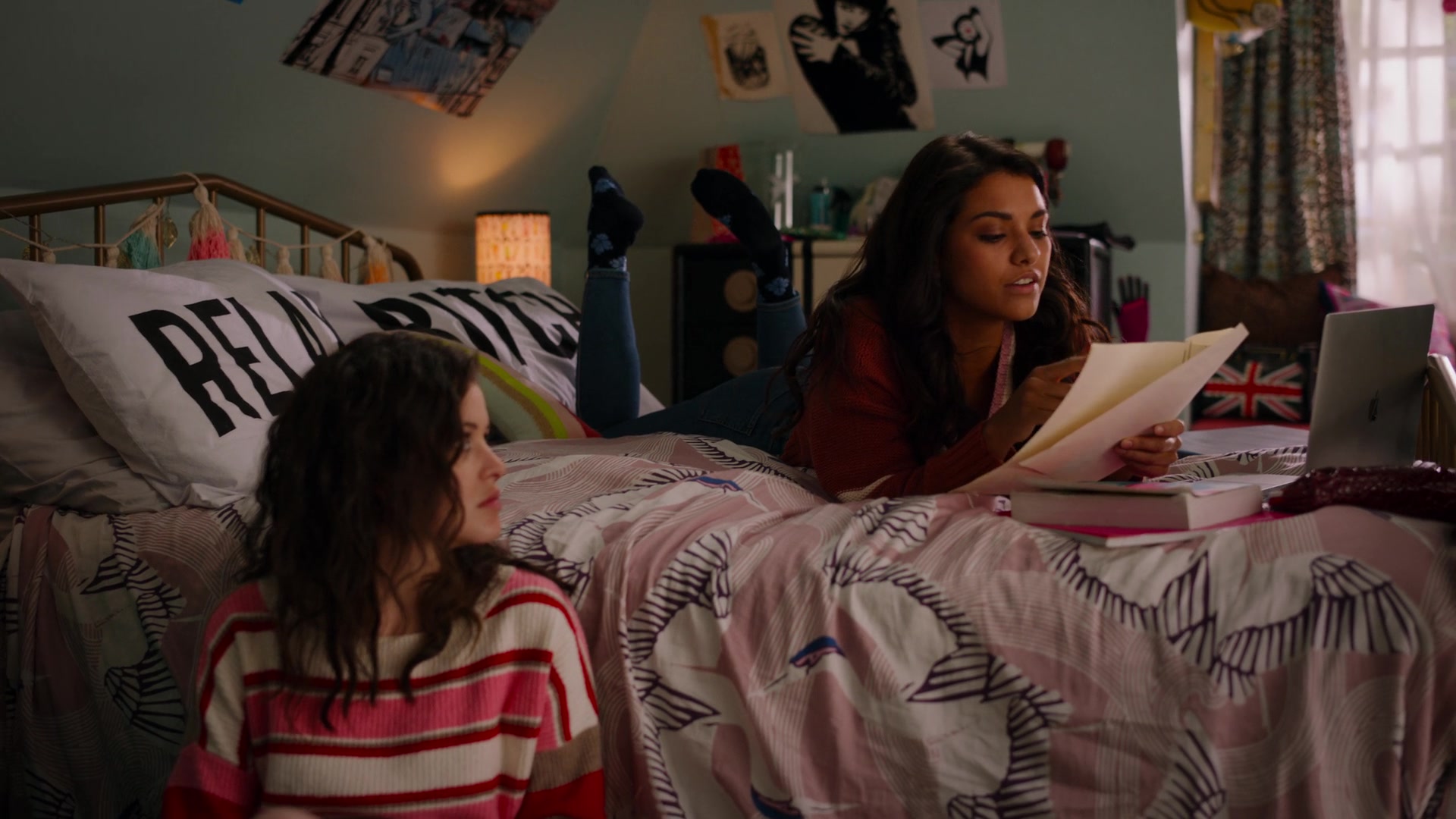 Apple MacBook Laptop Of Humberly González As Sophie Sanchez In Ginny & Georgia S01E08 Check One, Check Other