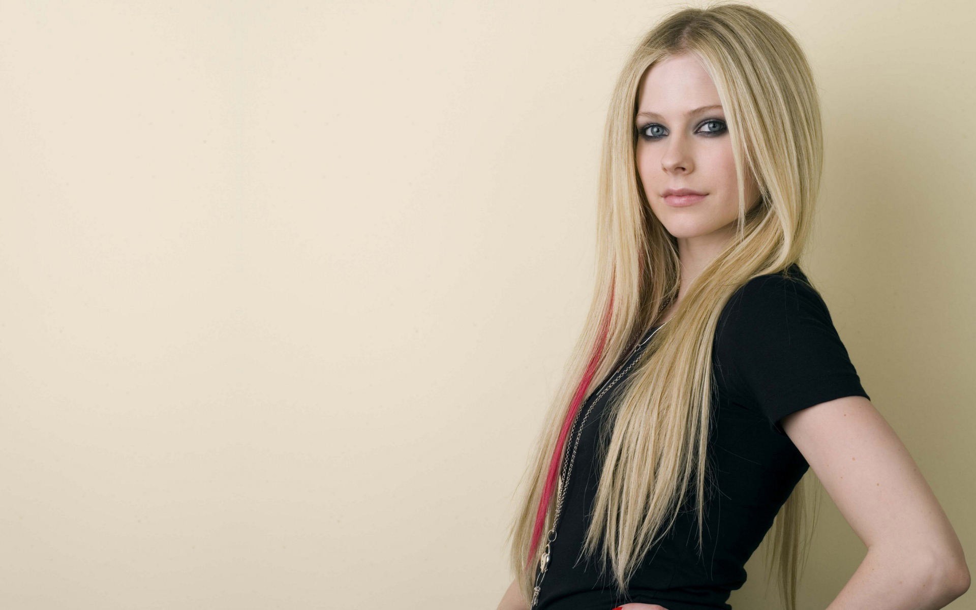 Wallpaper, Avril Lavigne, women, blonde, long hair, pink hair, T shirt, simple background, blue eyes, smoky eyes 1920x1200