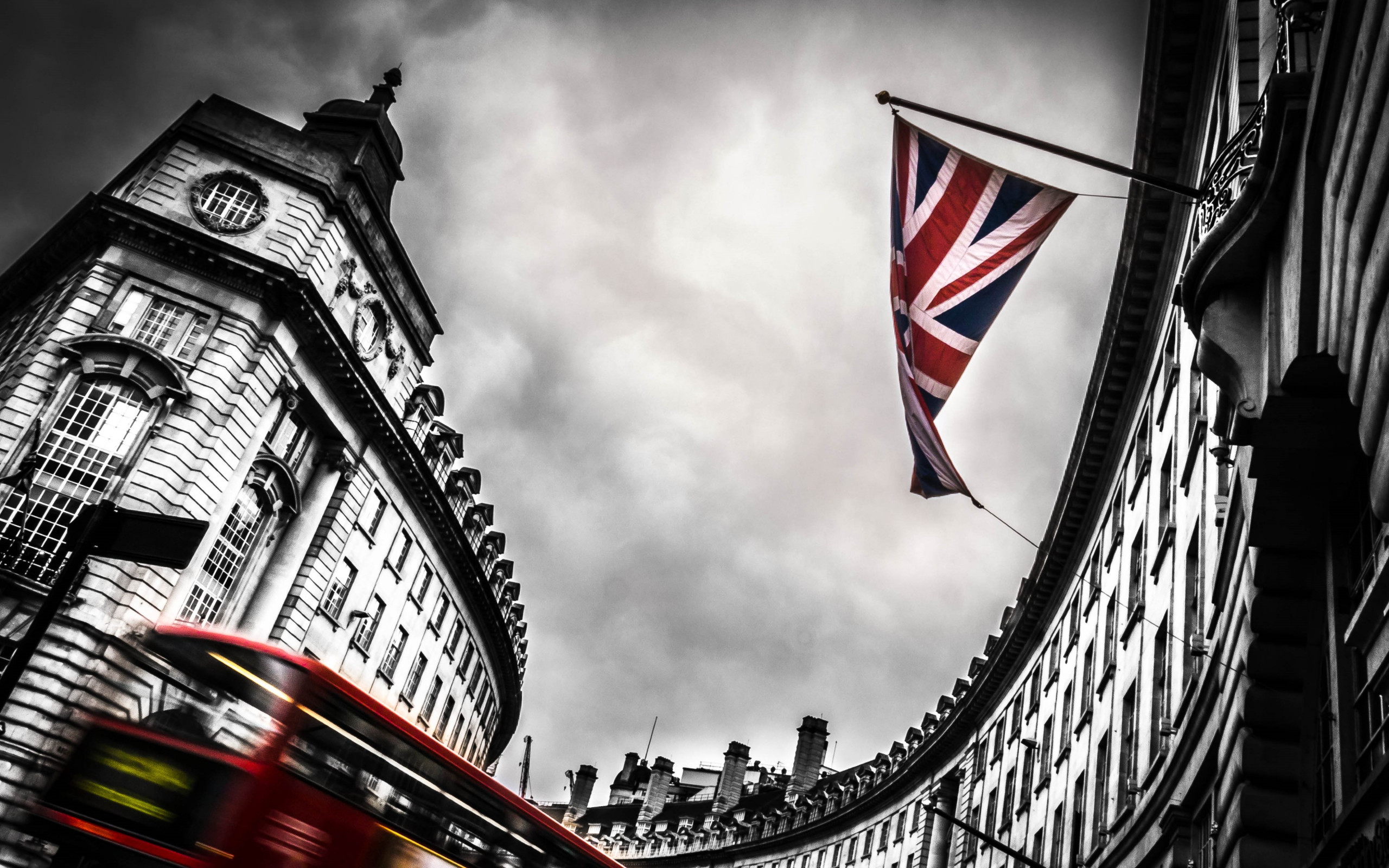 Download wallpaper: London bus and England flag 2560x1600