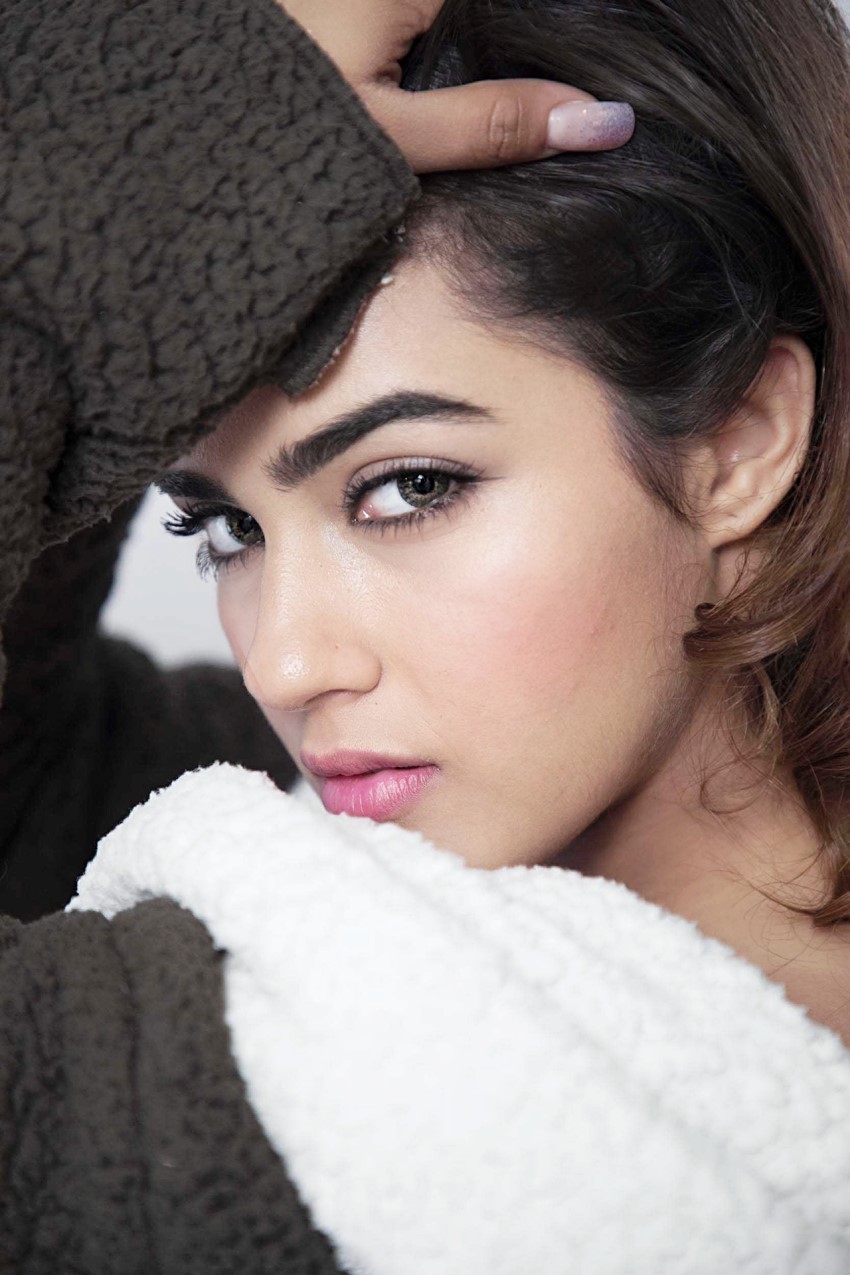 Kavya Thapar Photo [HD]: Latest Image, Picture, Stills of Kavya Thapar