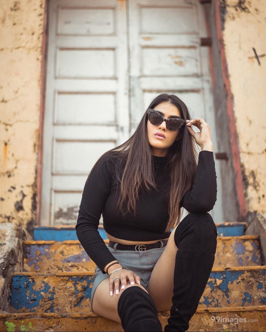 Kavya Thapar Wallpaper