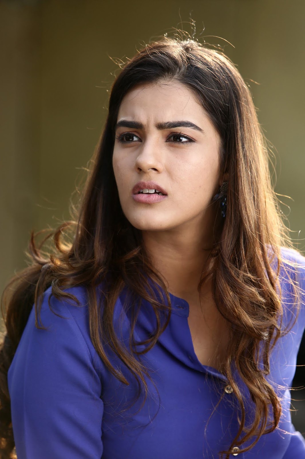 Kavya Thapar Latest Glamorous Photo In Blue Jeans Bolly.. BaoBua.Com
