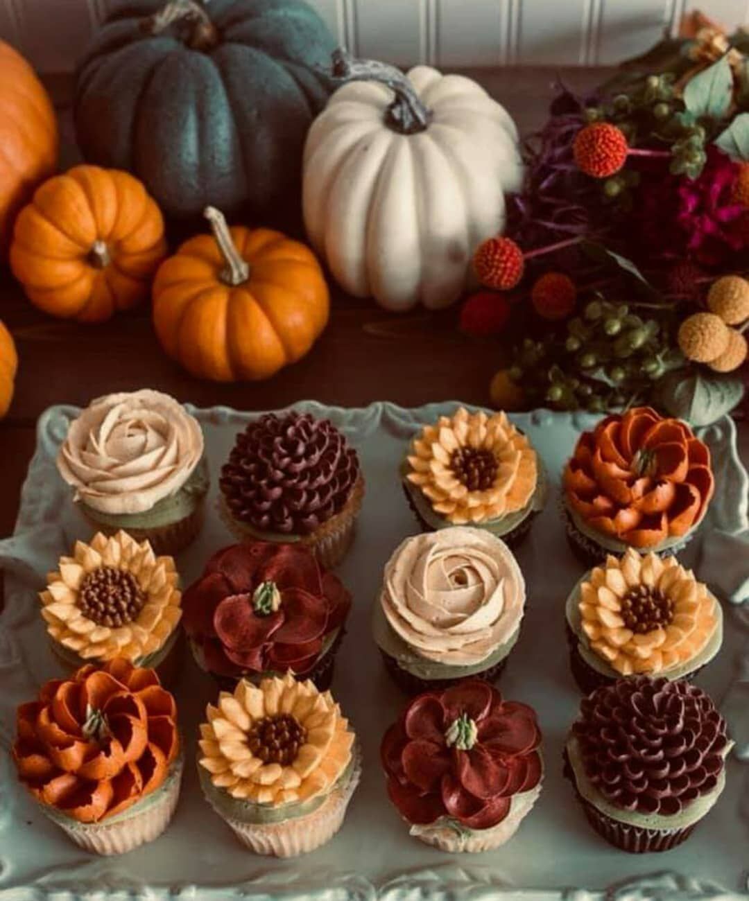 How beautiful are these cupcakes!!! #fall #fallnights #falllove #fallweather