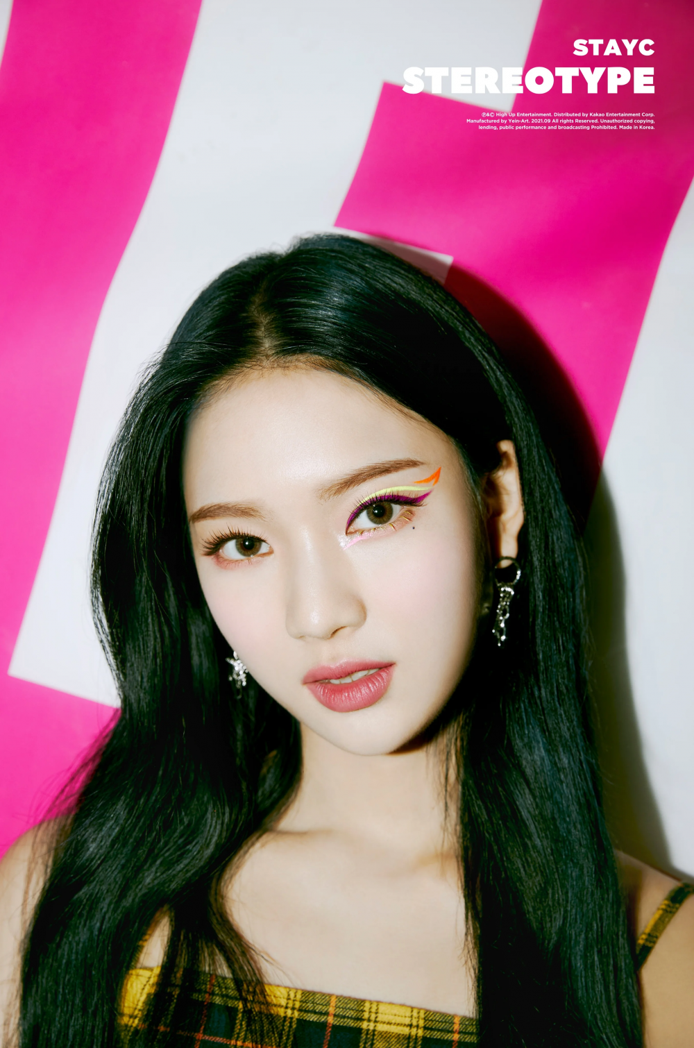 STAYC's Isa and Seeun display their soft feminine charms in the latest individual teaser image for 'STEREOTYPE'