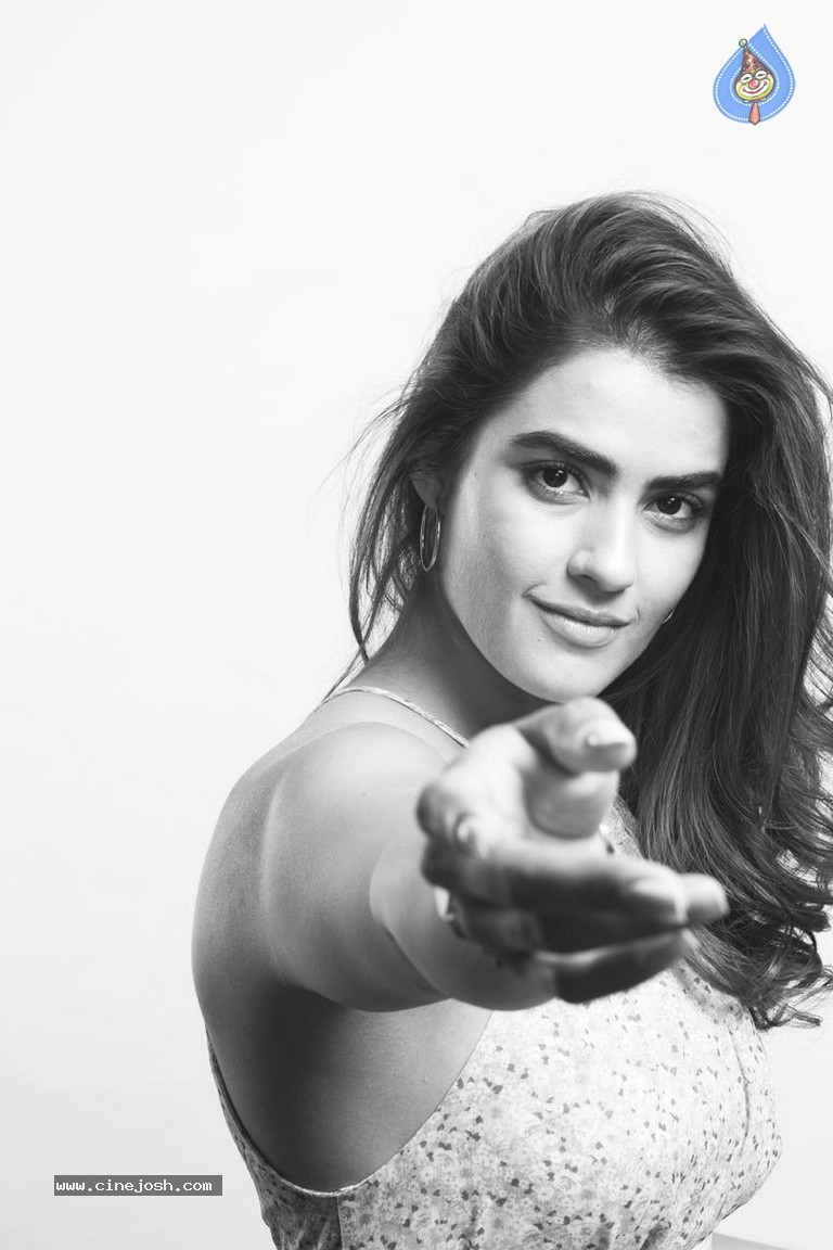 Kavya Thapar Photo 14 of 19