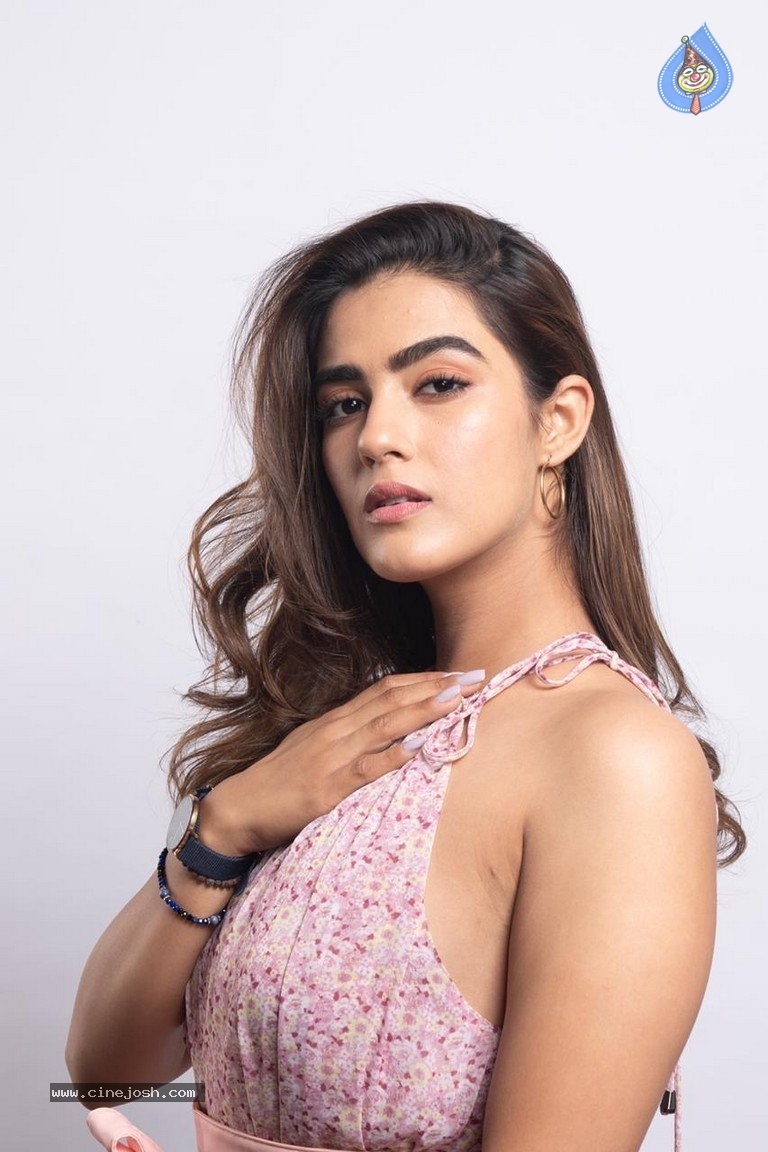 Kavya Thapar Photo 7 of 19