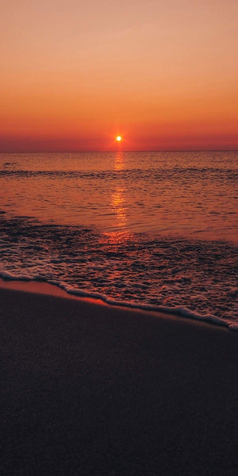 My Favorite Wallpaper: Sunset on the beach #iphonewallpaper. Wallpaper matahari terbenam, Wallpaper pantai, Estetika langit