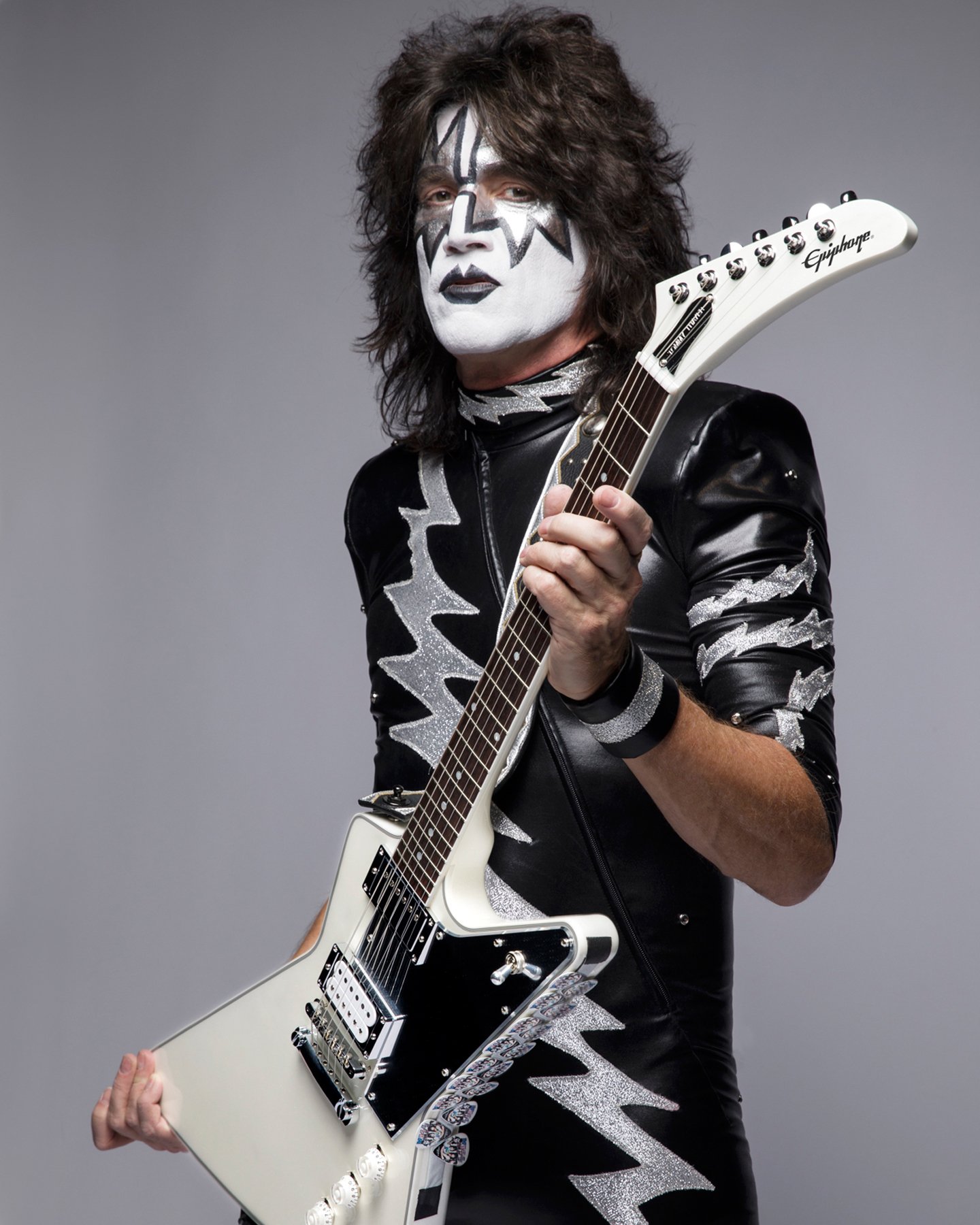 Tommy Thayer Your STAGE PLAYED White Lightning Explorer For Spain & Portugal In July. Includes Personal Backstage Meet Greet, Autographs & Photo With TT