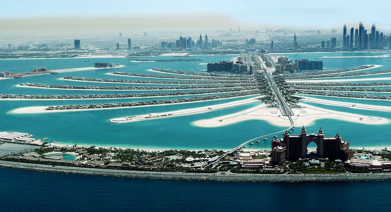 Vereinigte Arabische Emirate Jumeirah und Dubai Marina Vordergrund das Hotel Atlantis