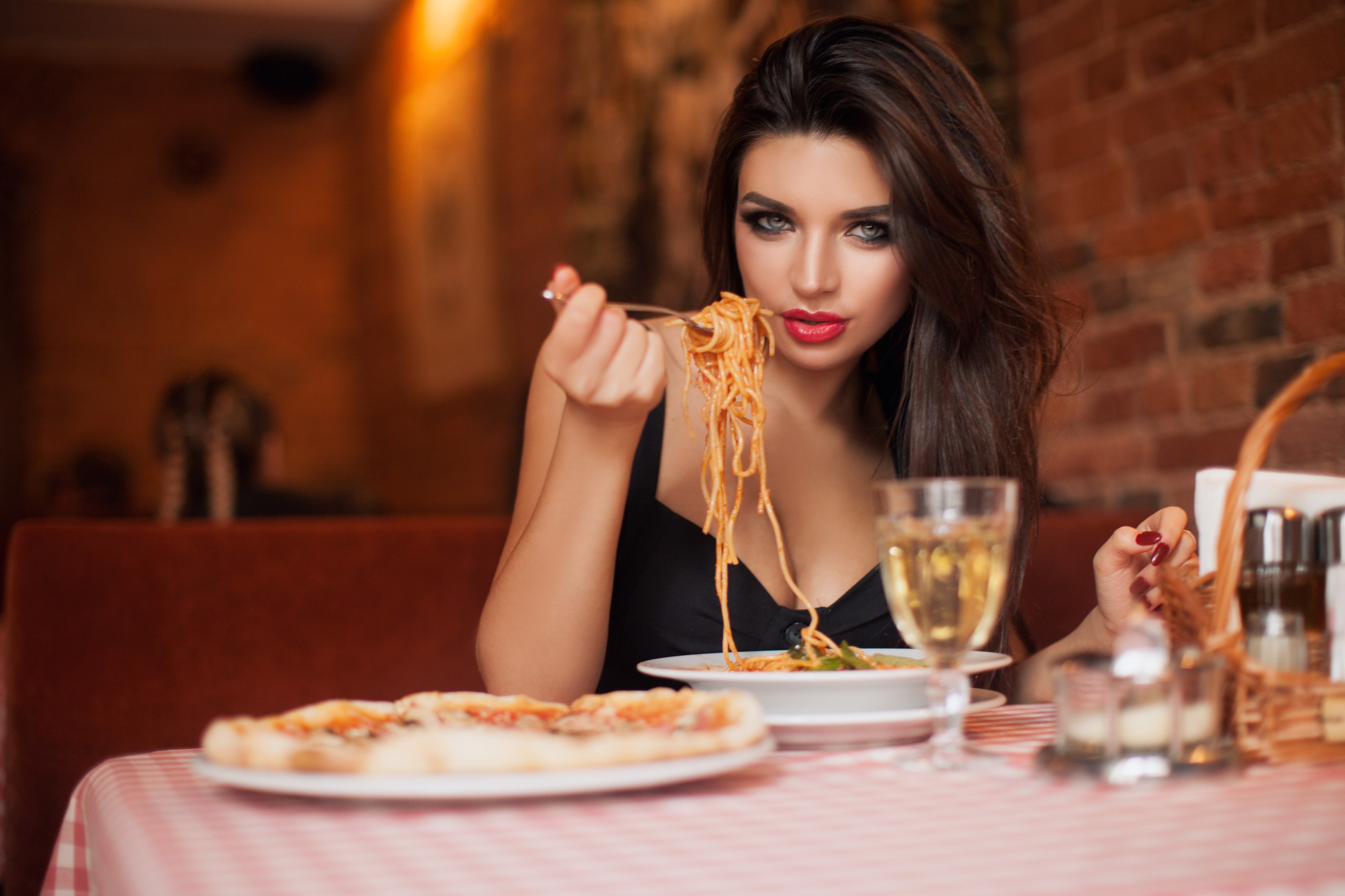 #eating, #table, #depth of field, #red lipstick, #long hair, # restaurant, #portrait, #spaghetti, #food, #red nails, #face, #brunette, #women, wallpaper HD Wallpaper