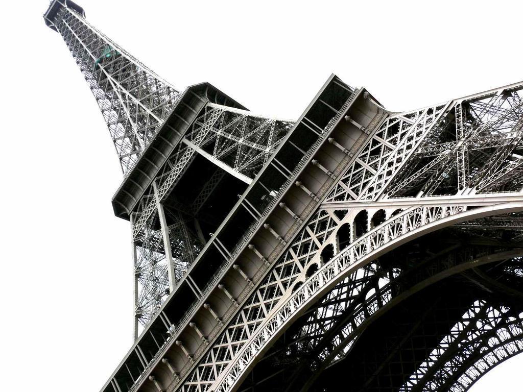 Free Eiffel Tower Upclose Wallpaper Download The 1024x768PX
